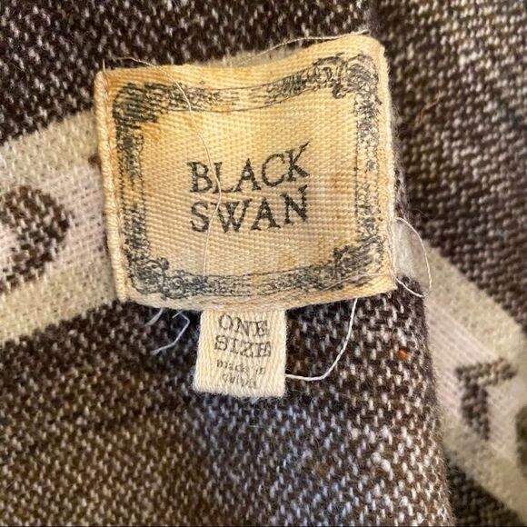 Black Swan-Aztec Faux Fur Collar Fall/Winter Poncho - Picture 13 of 13